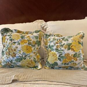 2 floral pillows